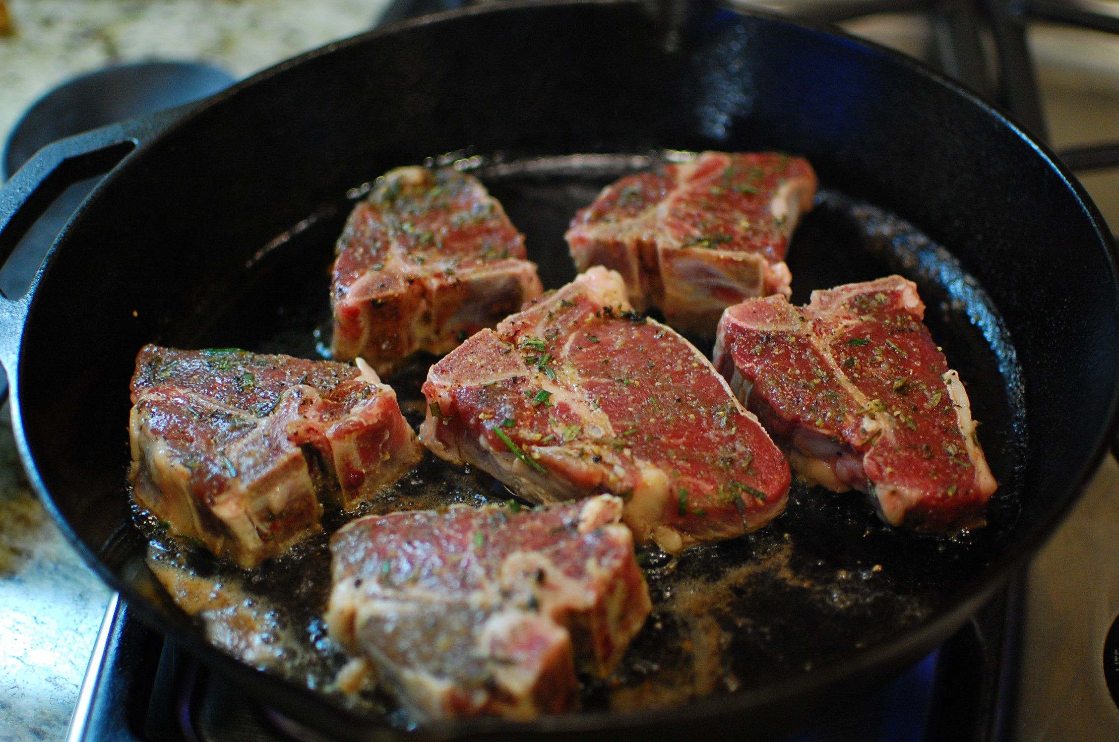 Рецепт жарки говядины на сковороде. Мясо на сковороде. Обжаривание мяса. Жареное мясо на сковородке. Обжарить мясо на сковороде.