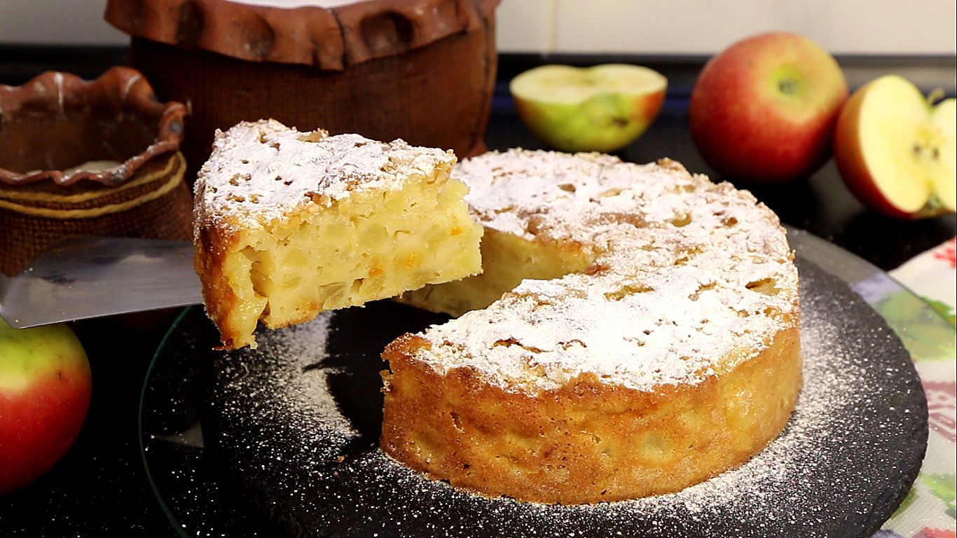 Приготовление пирог яблоками в духовке. Яблочный пирог. Шарлотка. Шарлотка с яблоками. Бисквитный пирог с яблоками.