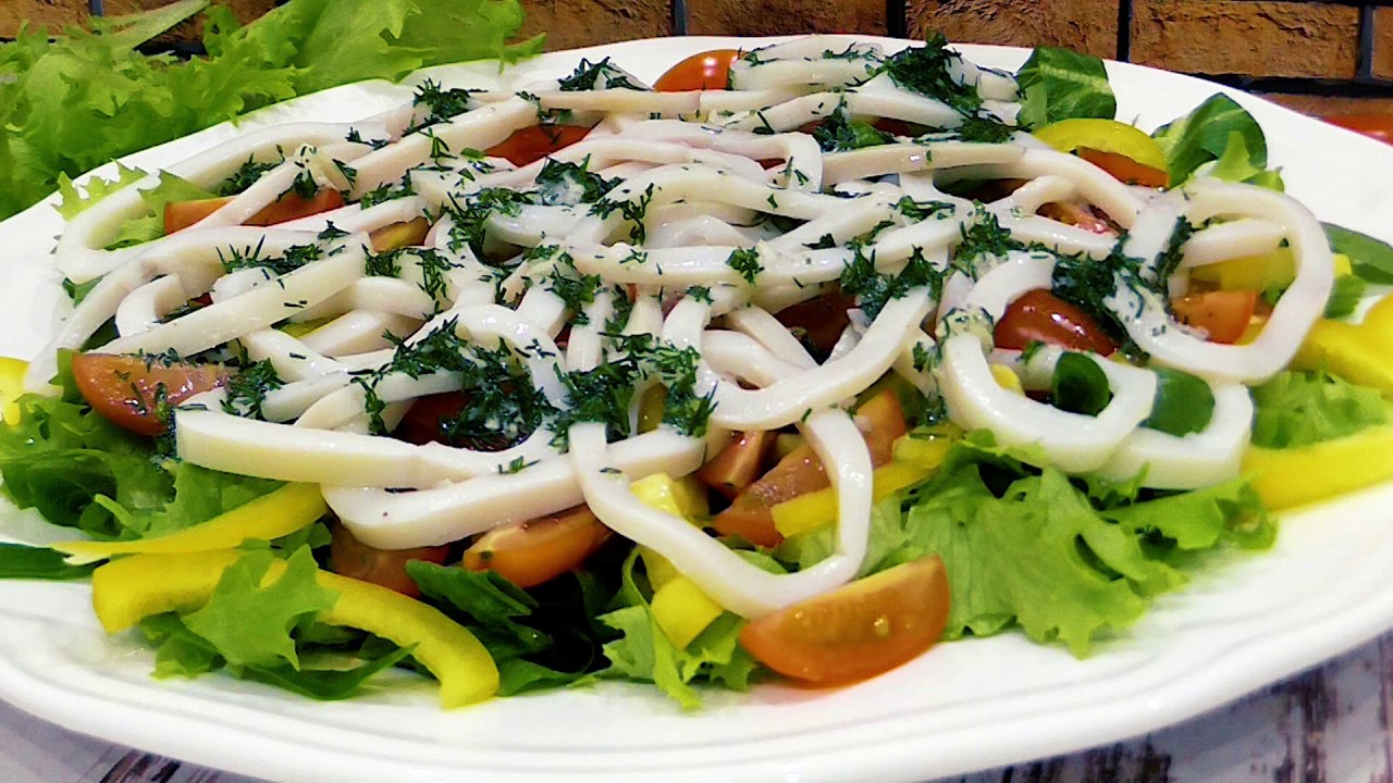 Рецепт кальмар с свежим огурцом. Салат с кальмарами. Салат с кальмарами и овощами. Овощной салат с кальмарами. Салат с кальмарами и свежими овощами.