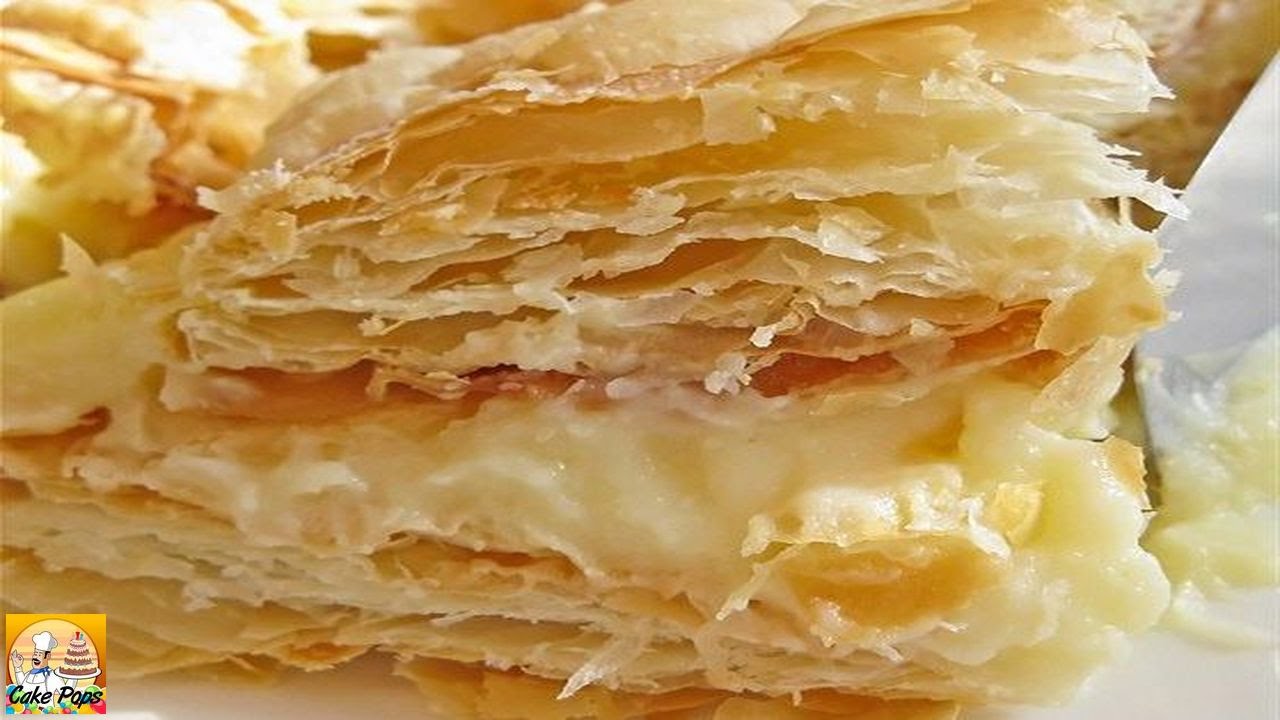 Наполеон из слоеного теста сметаны и сгущенки. Пирожное слоеное с кремом. Наполеон из слоёного теста с заварным кремом. Тесто для Наполеона. Слоеное тесто торт.