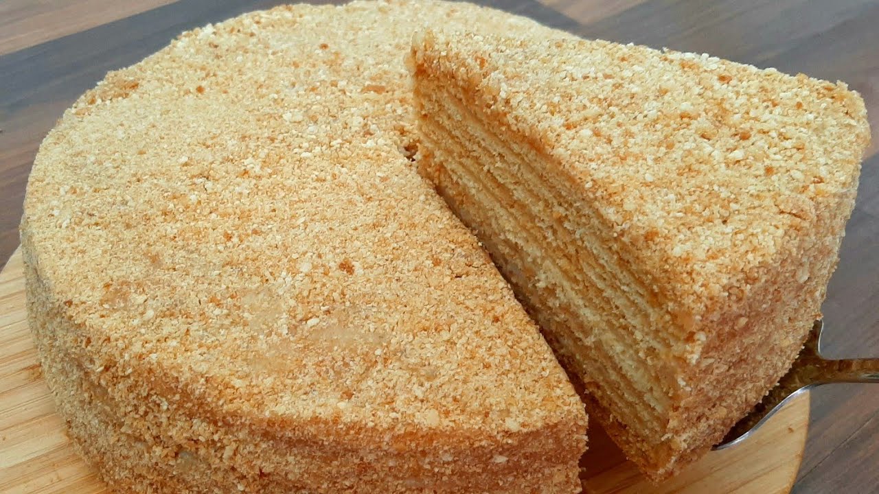 Торт в сковороде на плите медовик