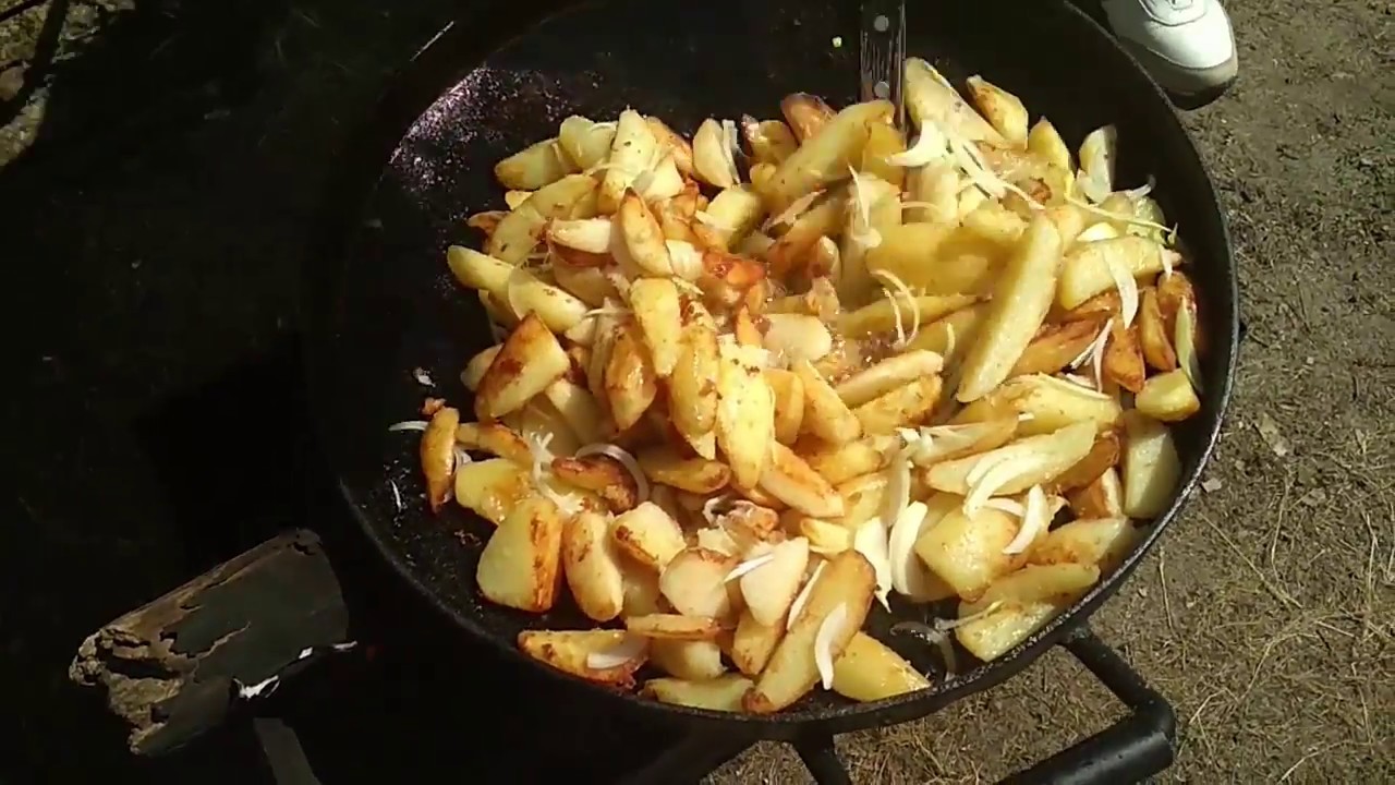 Картошечка по деревенски на сковороде рецепт с фото пошагово