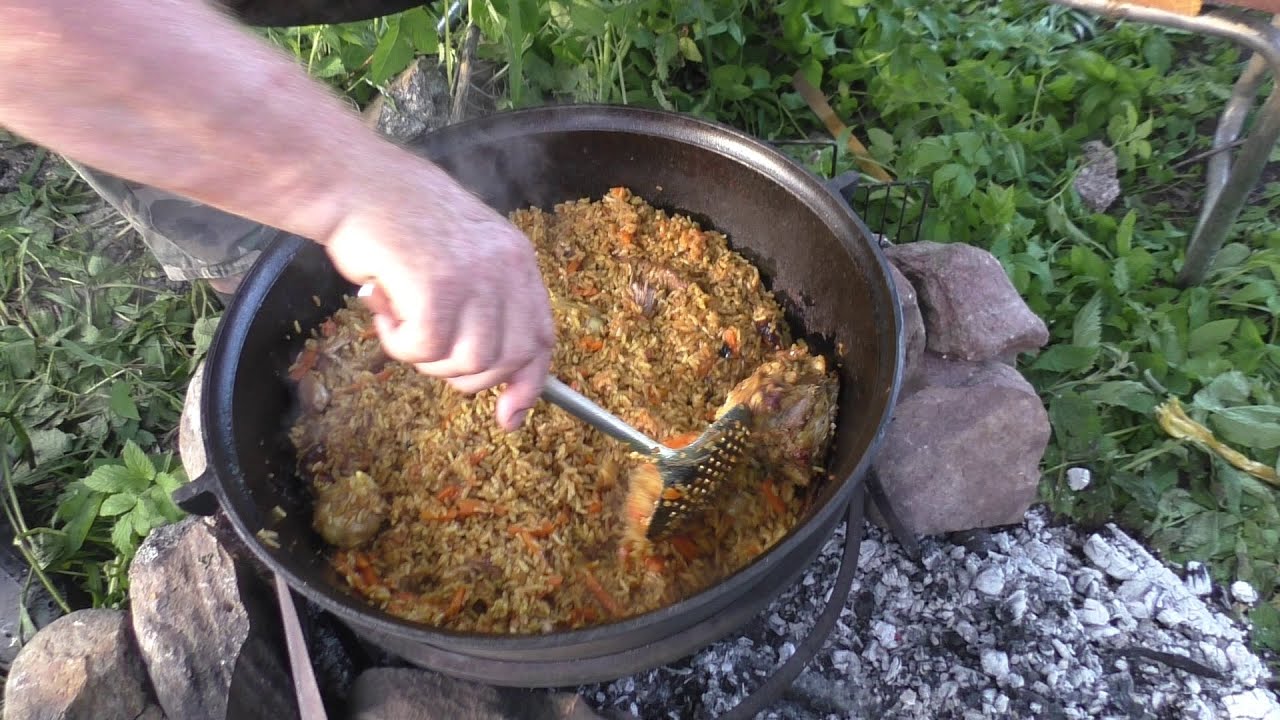 Пошаговый рецепт плова на костре. Настоящий узбекский плов. Плов на костре фото. Приготовление плова в лесу. Плов в мультиварке в казане на костре.