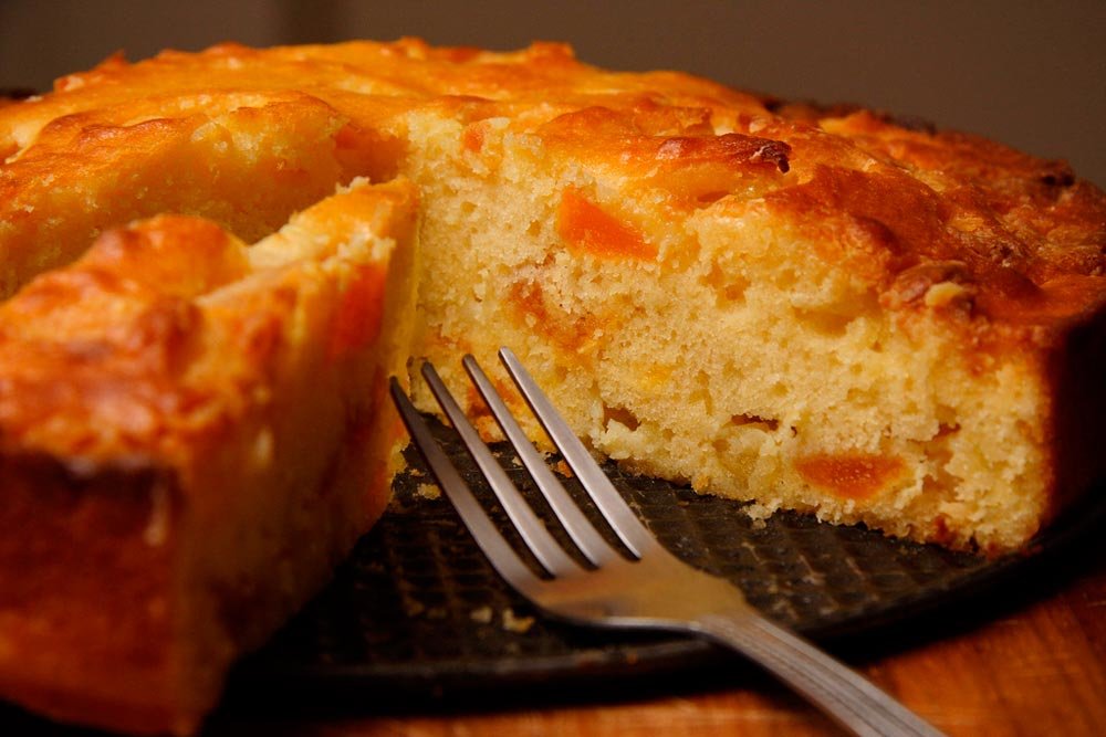 Рецепты приготовления легких пирогов. Пирог с курагой. Пирог с яблоками и курагой. Пирог с творогом и курагой. Пирог с творогом и курагой в духовке.