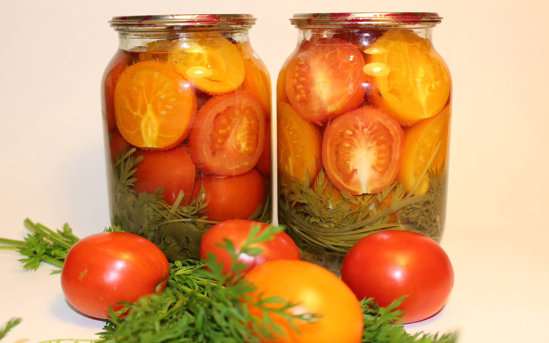 Рецепт сладких маринованных помидор без стерилизации. Pomidori marinad. Помидоры на зиму. Консервирование помидоров. Помидоры консервированные половинками.