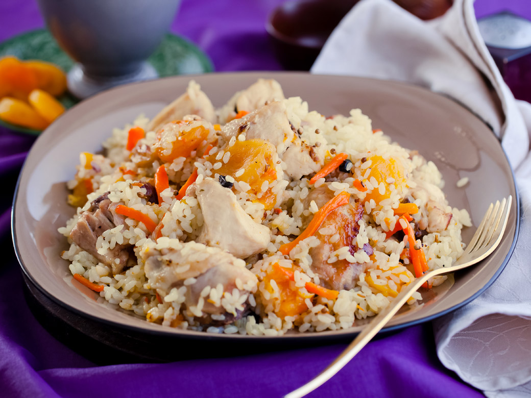 Рассыпчатый куриный плов рецепт. Плов с курицей. Плов куриный. Плов в мультиварке с курицей. Рассыпчатый плов с курицей.