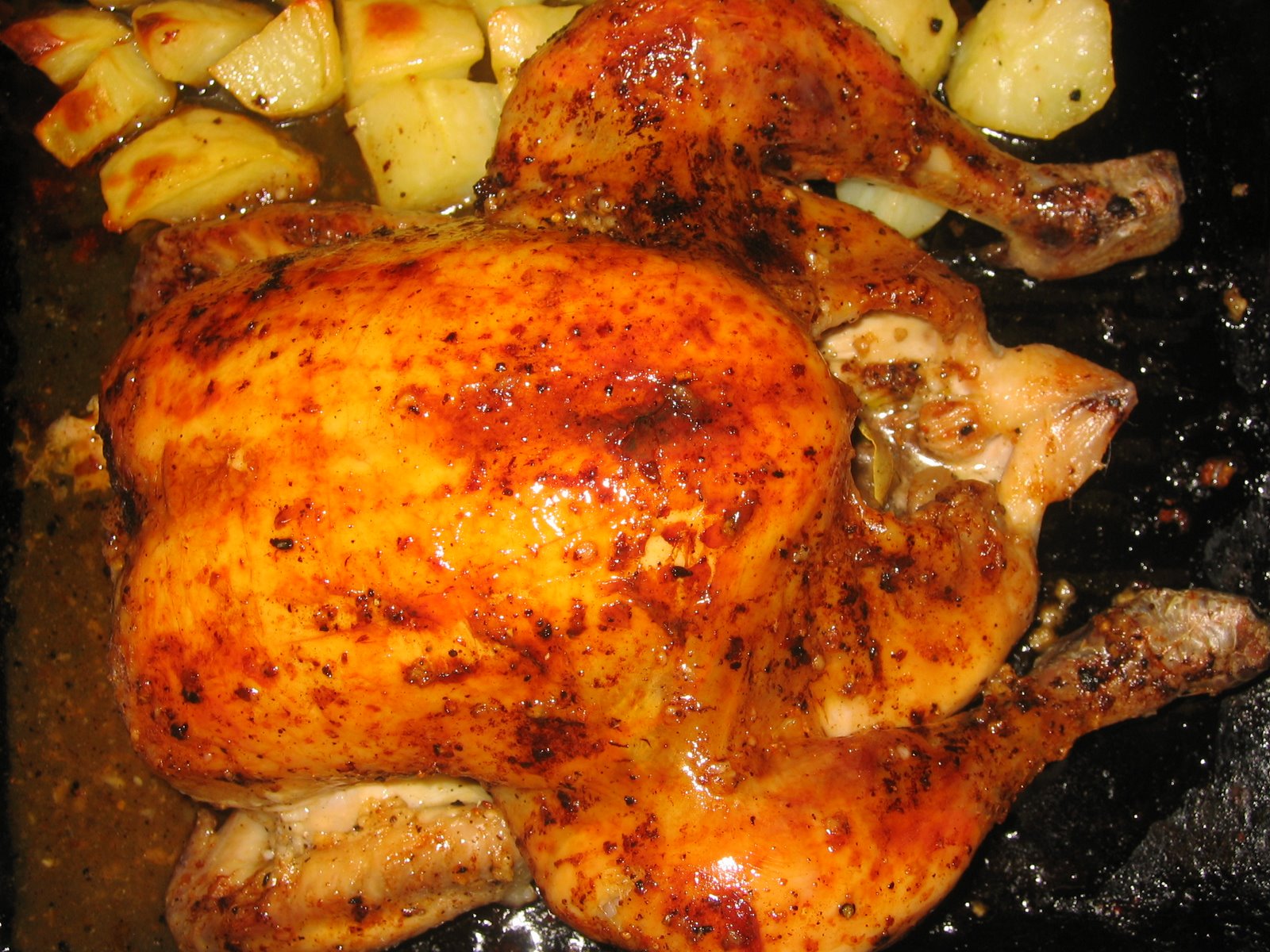 Курица в духовке самый простой рецепт. Курица в духовке. Курочка в духовке. Вкусная курица в духовке. Курица в духовке целиком с хрустящей.