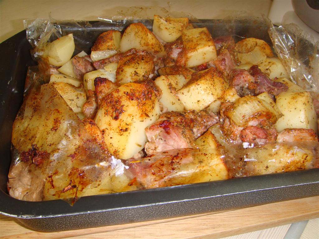Рецепт картошки запеченной в рукаве в духовке. Картошка с мясом в духовке. Мясо с картофелем в рукаве. Мясо под картошкой в духовке. Картошка с мясом в духовке в рукаве.