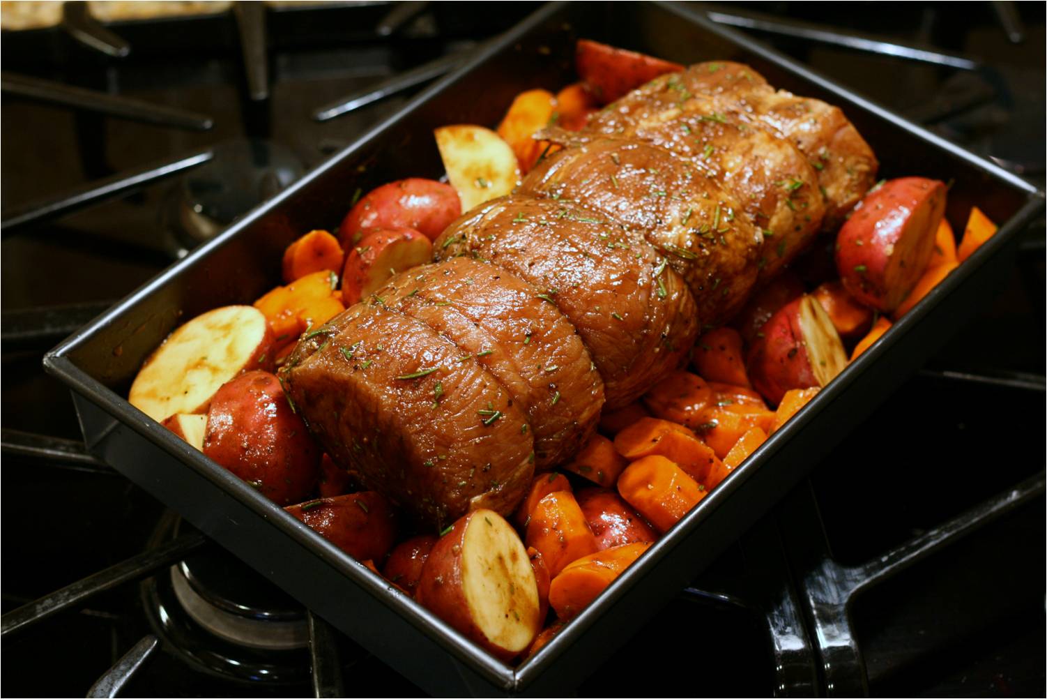 Есть мясо что можно приготовить. Мясо в духовке. Запеченное мясо в духовке. Запеченное мясо с овощами. Свинина запеченная с овощами.