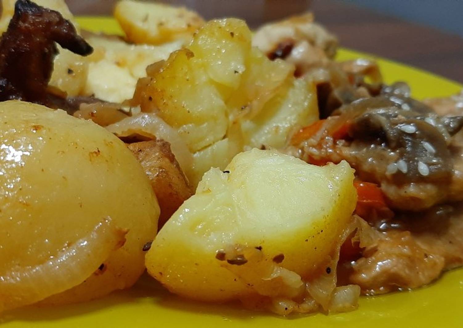 Запеченная картошка с мясом и грибами. Картошка с грибами. Курица с картошкой. Картошка с курицей и грибами. Запеченная картошка с грибами.