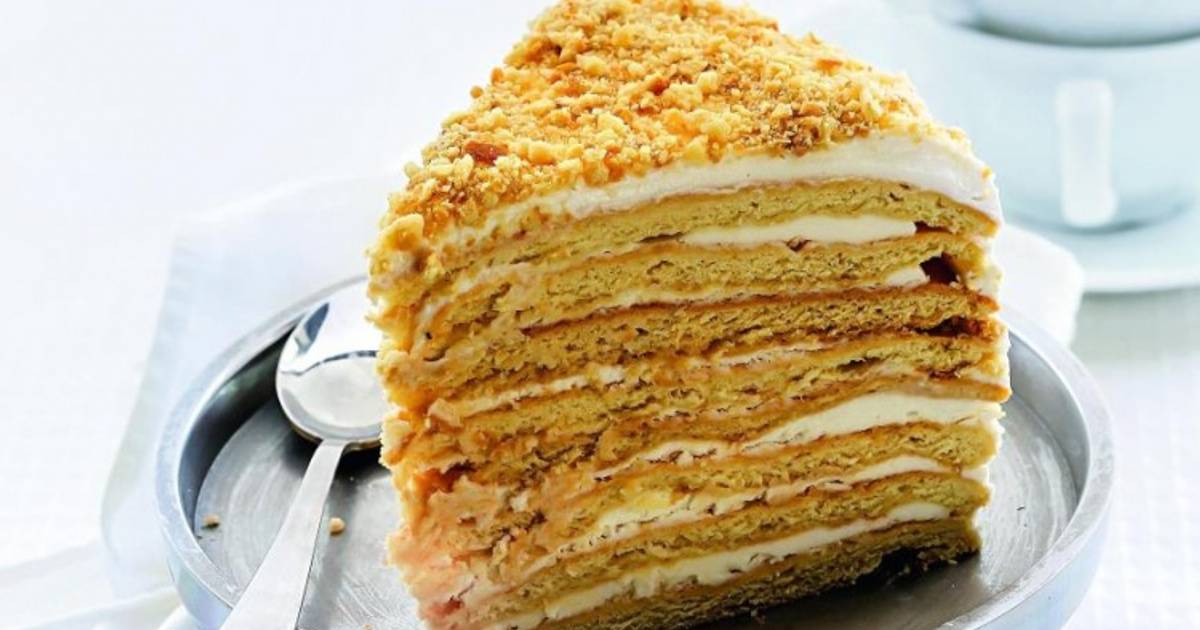 Простой рецепт торта со сметанным кремом. Медовик сметанник. Шифоновый медовик. Торт сметанник медовый. Медовый торт со сметанным кремом.