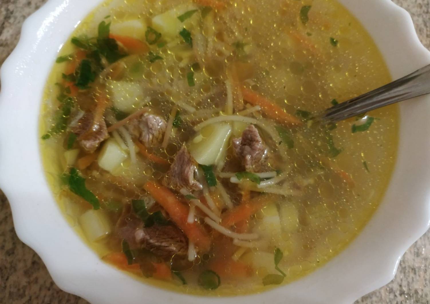 Вкусный суп на бульоне. Овощной суп с говядиной. Овощные супы из говядины. Суп на говяжьем бульоне. Суп столичный.