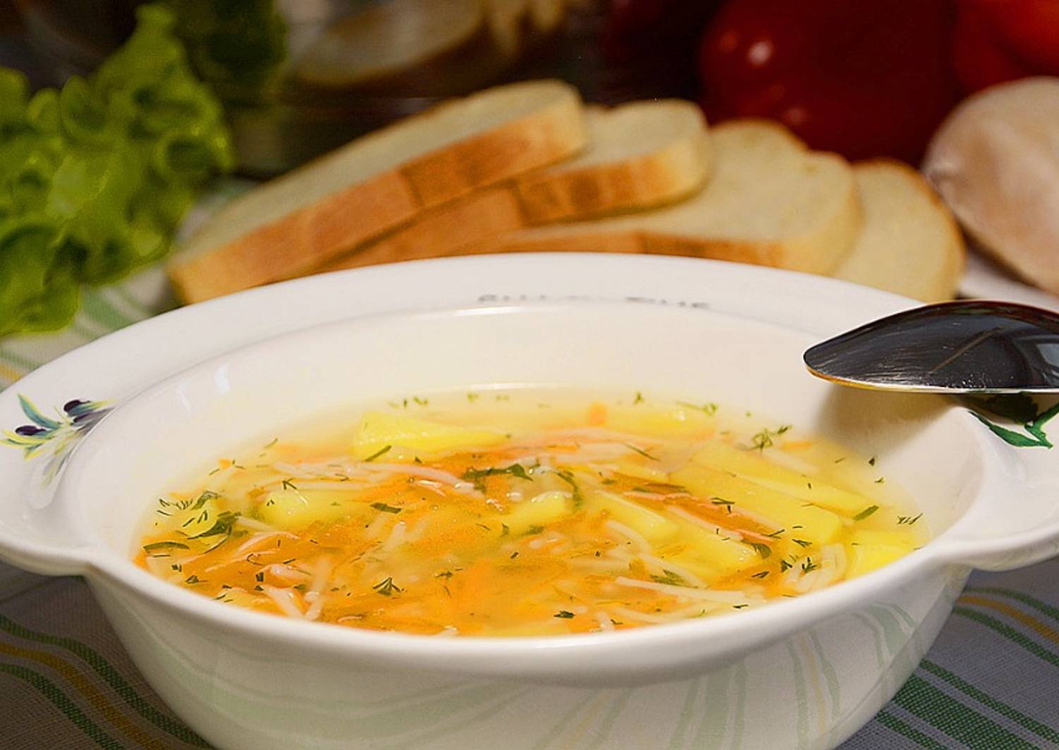 Вермишелевый суп на бульоне
