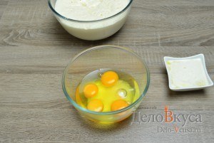 Блины на дрожжах: Яйца соединить с сахаром