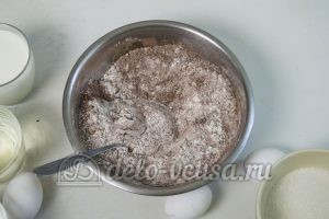 Шоколадно-кокосовый торт: Смешиваем соду, муку и какао