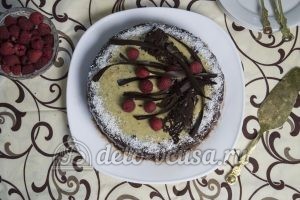 Шоколадно-кокосовый торт: Украшаем торт ягодами и кремом