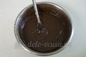 Шоколадно-кокосовый торт: Вливаем в тесто стакан воды