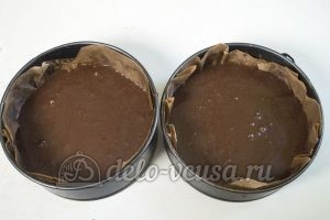 Шоколадно-кокосовый торт: Разливаем тесто по формам