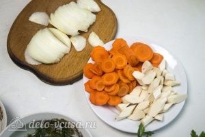 Маринованные помидоры с морковью: Нарезать морковь, лук, хрен