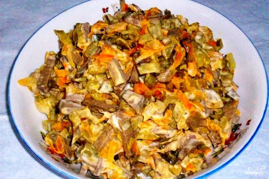 Салат с печенью куриной огурцами и морковью. Салат Обжорка с куриной печенью и солеными огурцами. Салат Обжорка с печенью и солеными огурцами. Салат Обжорка с говядиной и солеными огурцами. Обжорка с печенью говяжьей.