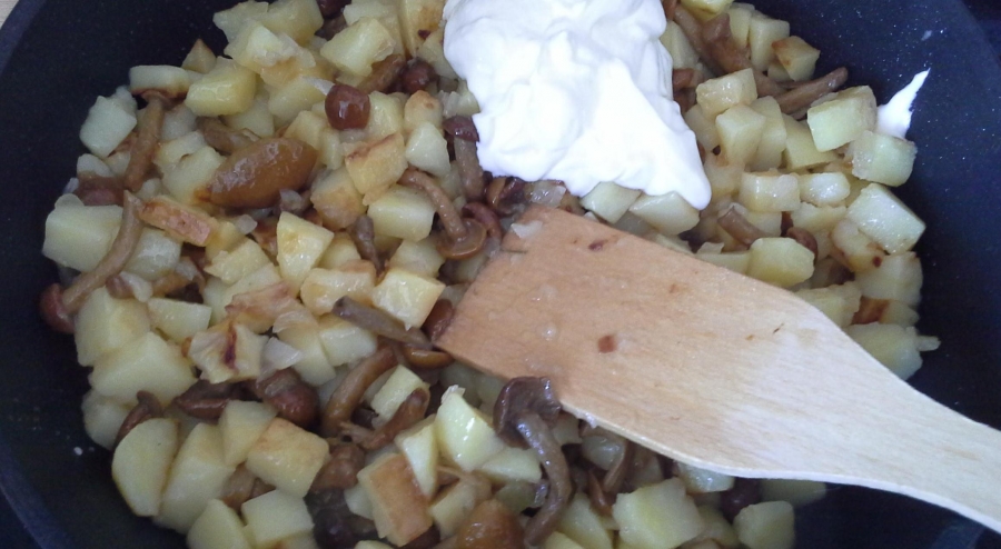 Как пожарить картошку с замороженными грибами и луком на сковороде рецепт с фото пошагово