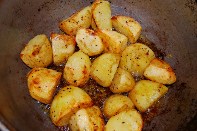 Картошка в казане в масле. Жареный картофель в казане. Тушеная картошка на костре. Жареная картошка в казане. Курица с картошкой в казане.