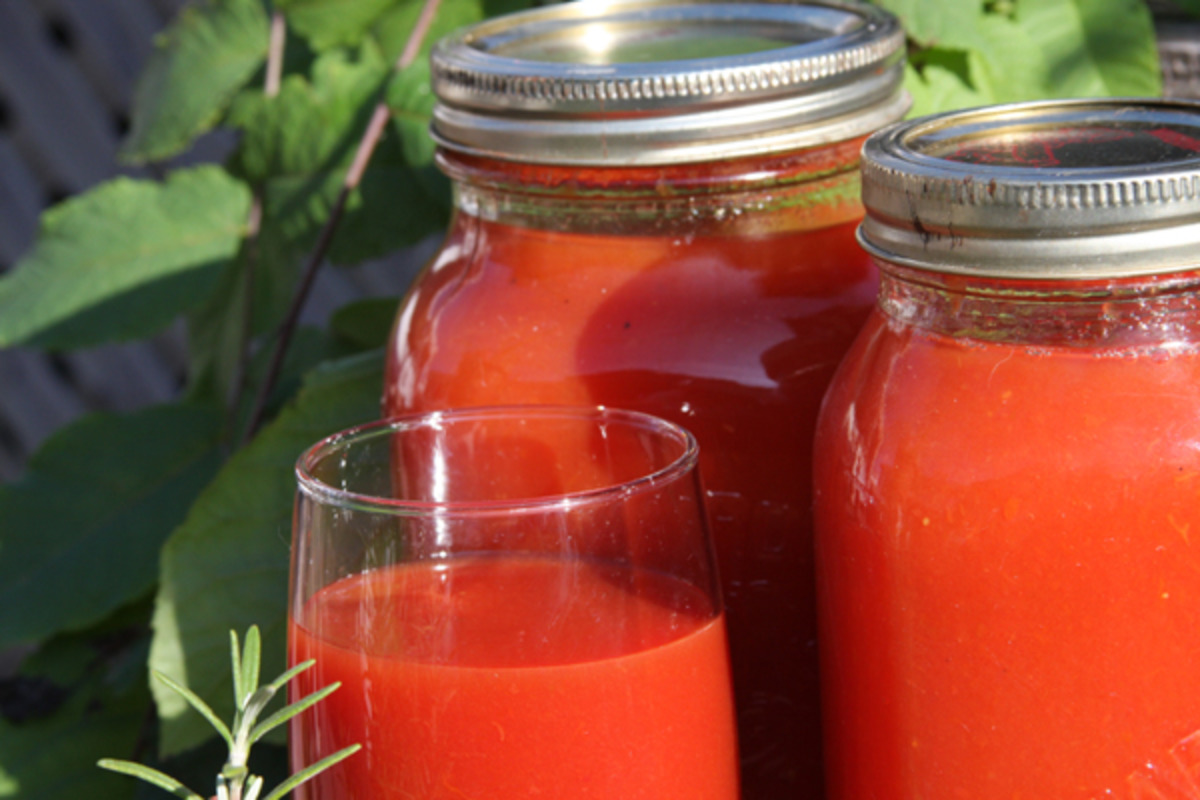 Сделать томатный сок из домашних помидор. Томатный сок на зиму. Домашний томатный сок на зиму. Томатный сок в банке. Томатный сок на зиму рецепт.