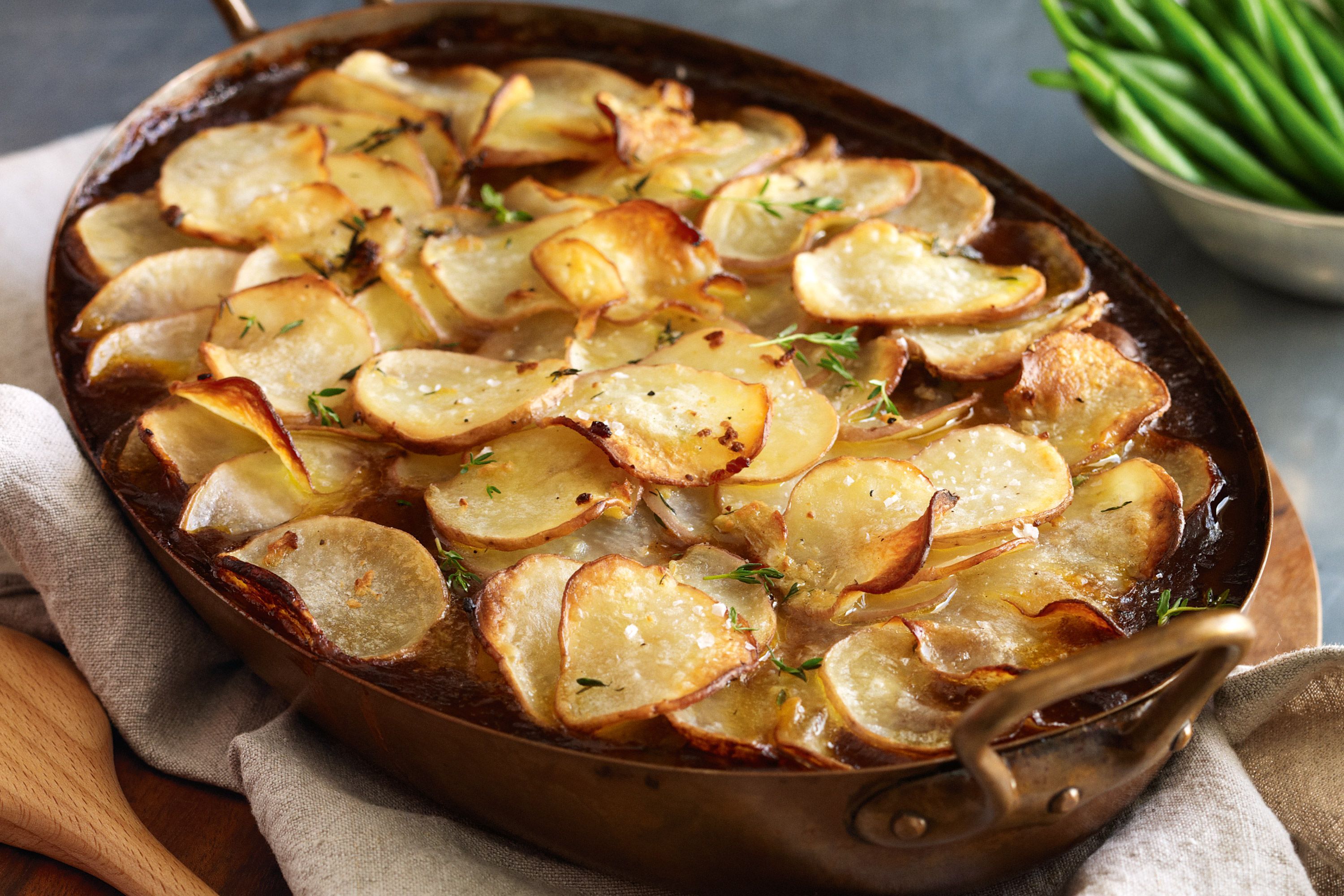 Рецепты из картошки без духовки. Блюда с картошкой. Картошка с грибами. Картошка с грибами в духовке. Картофель с грибами и мясом в духовке.