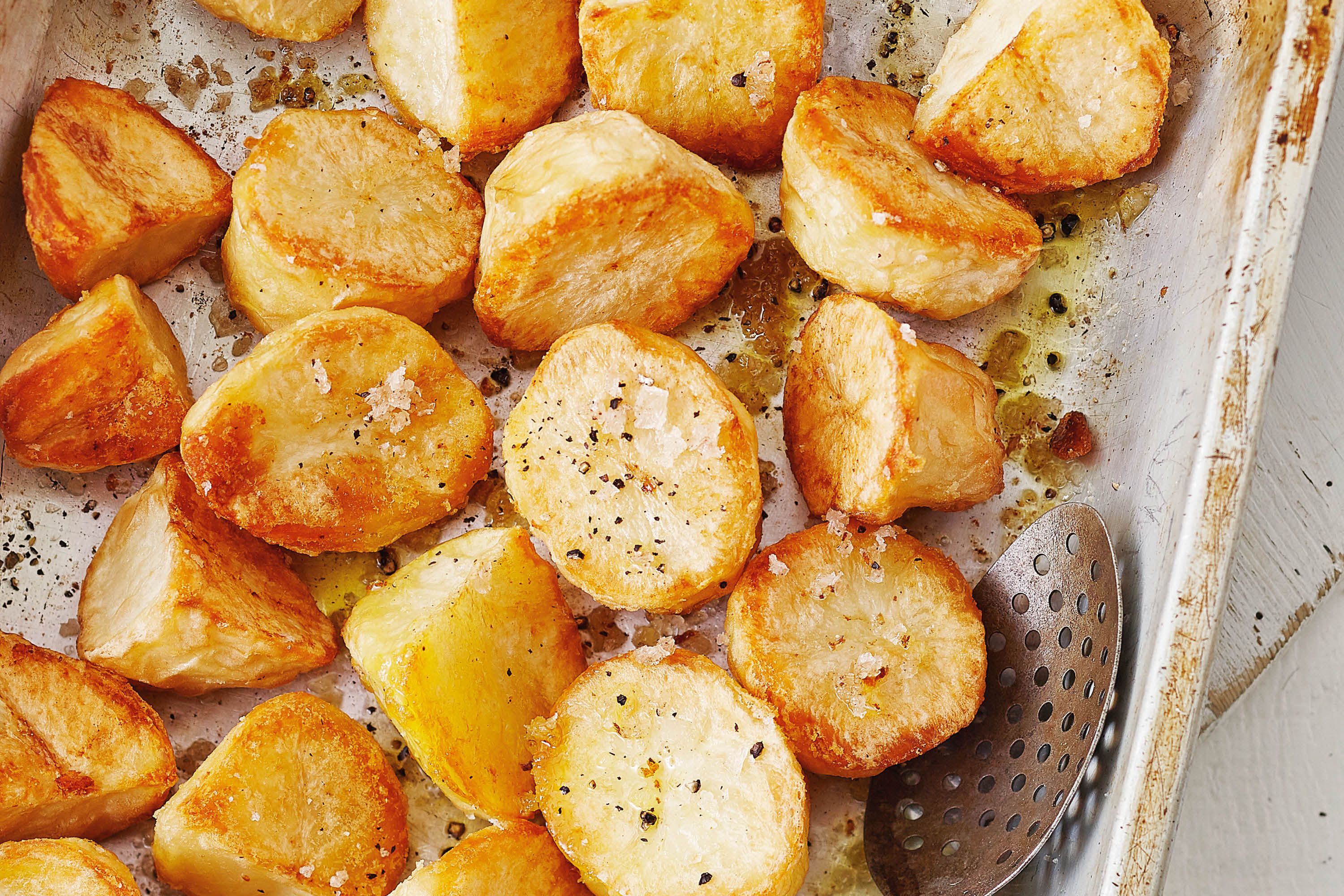Приму картошку. Картошка в духовке. Хрустящая картошка в духовке. Картофель половинками в духовке. Картошка кружочками в духовке.