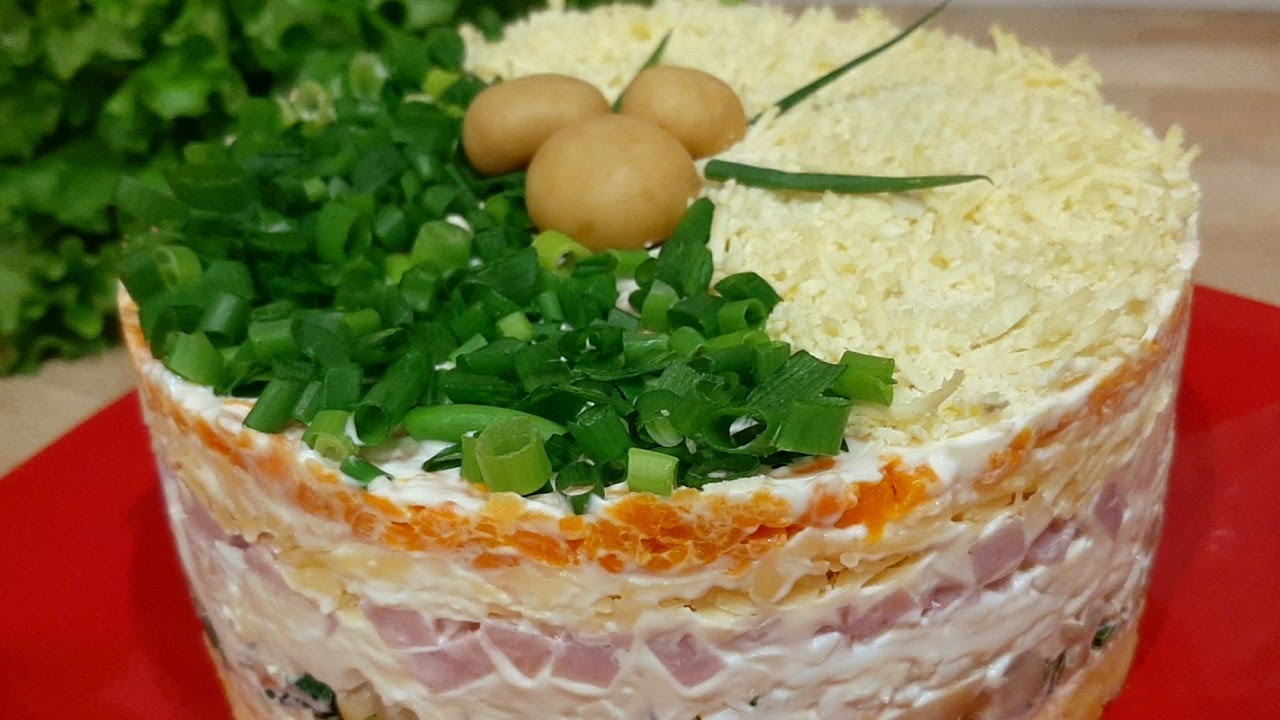 Слоеный салат с картофелем шампиньонами ветчиной и сыром