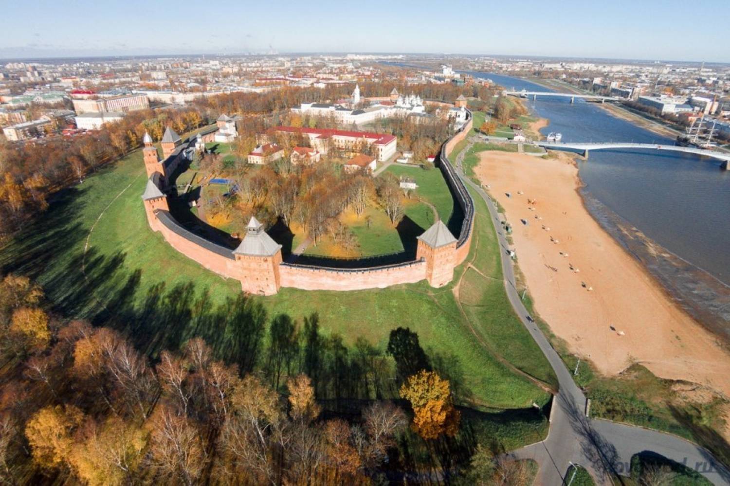 Цвет новгород. Новгородский Детинец Великий Новгород. Крепость Детинец Великий Новгород. Новгородский Детинец достопримечательности Великого Новгорода. Новгородский Кремль Детинец.