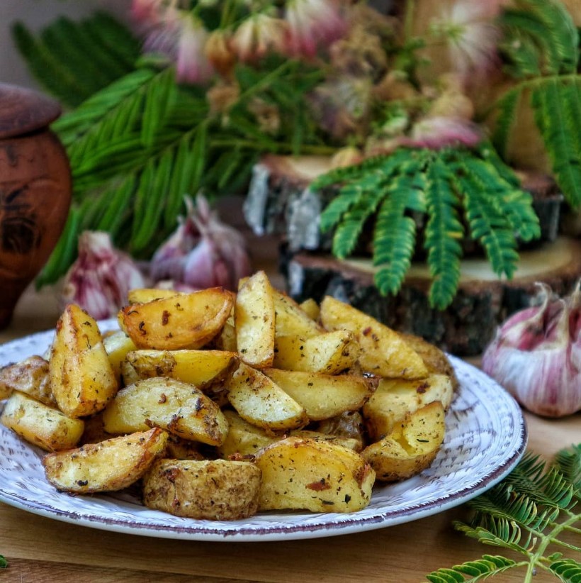 Жареная картошка в духовке с чесноком и луком