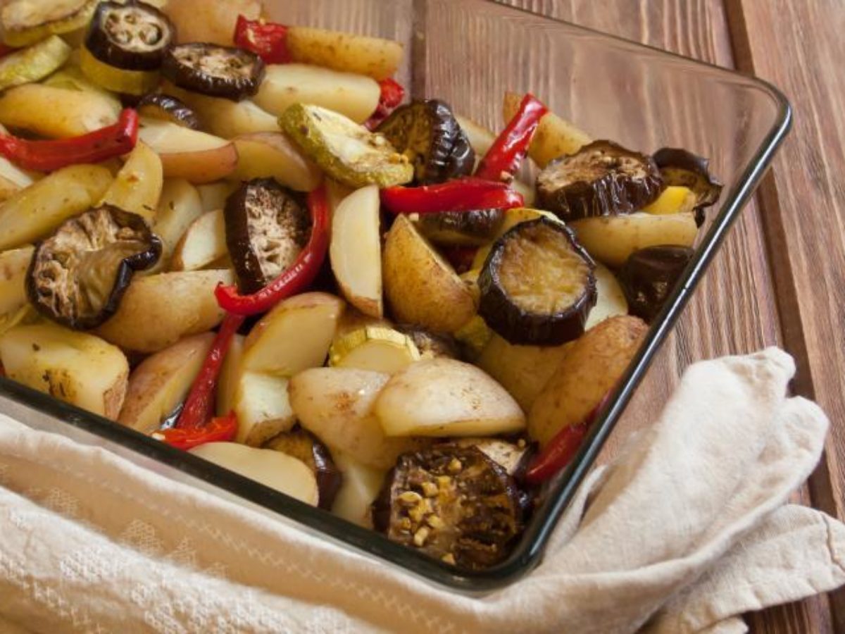 Картофель с овощами в духовке