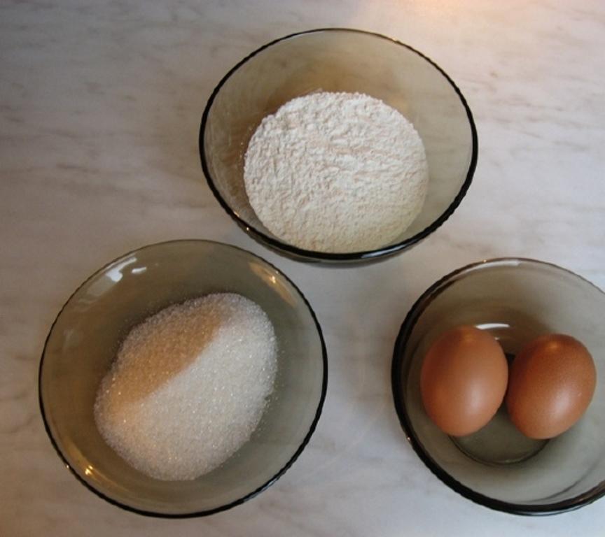 Приготовить тесто яиц муки. Мука яйца сахар. Мука и яйца. Яйца сахар мука тесто. Из яиц и сахара.