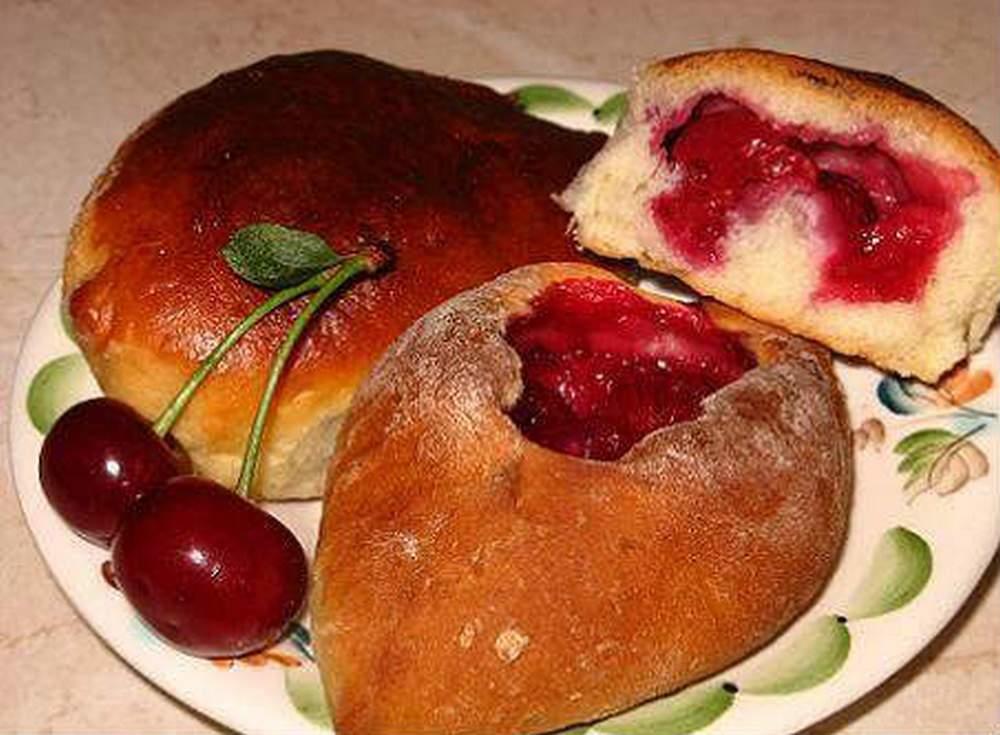 Пирожки с вишней из дрожжевого теста в духовке рецепт с фото