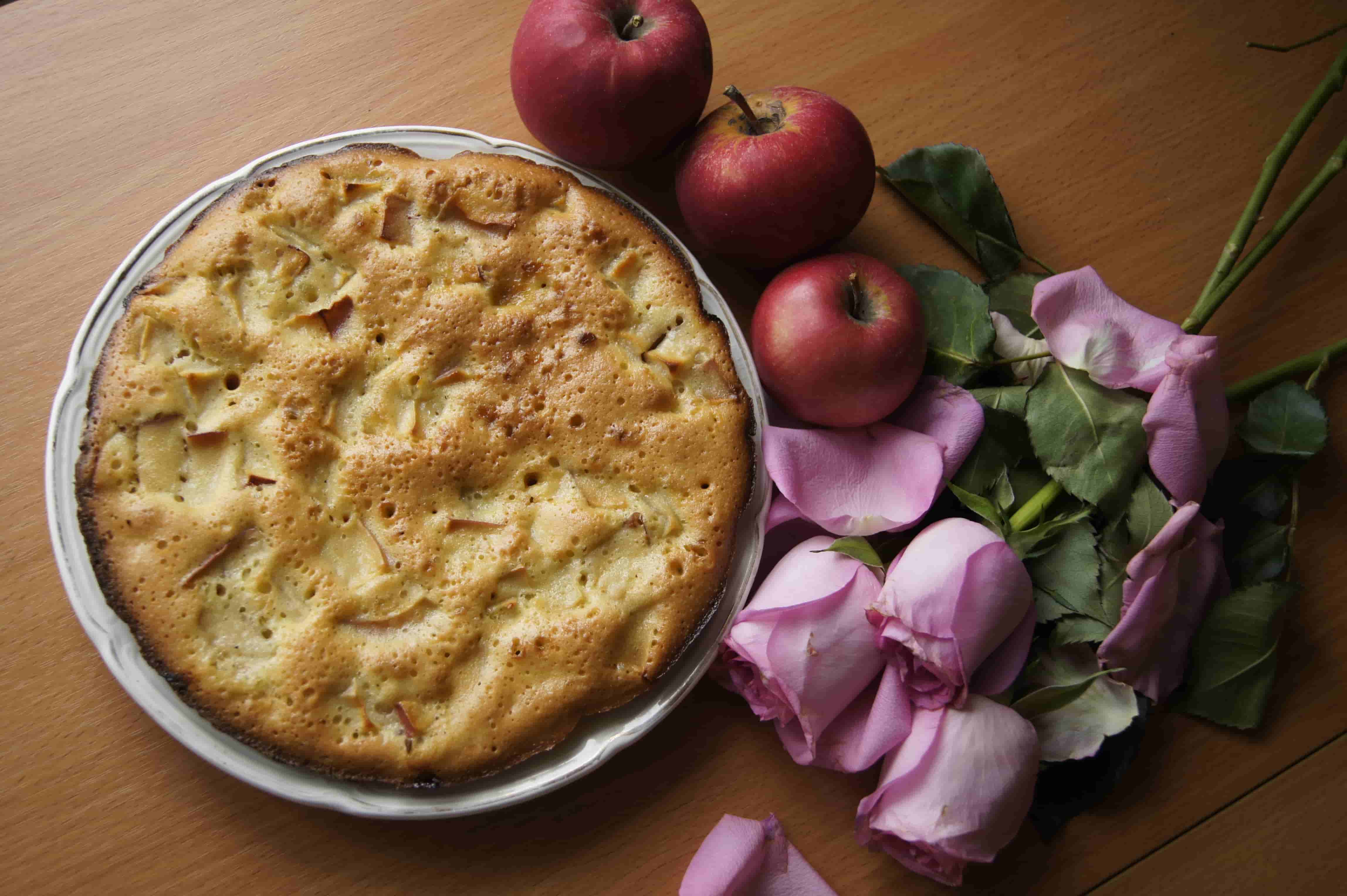 Самая простая вкусная шарлотка. Шарлотка с яблоками Юлии Высоцкой. Пирог шарлотка с яблоками.