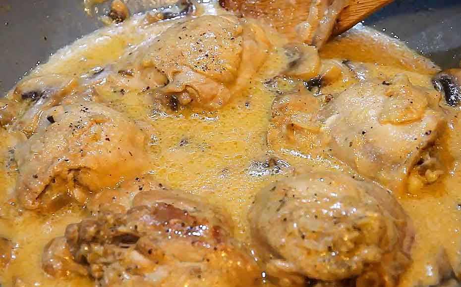 Курица в сметане соусе на сковороде