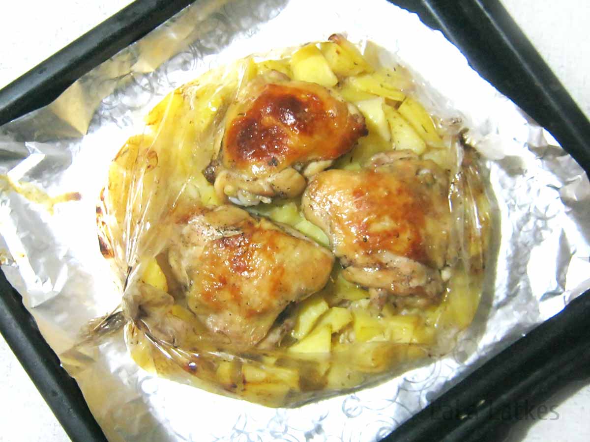 Курица запеченная в рукаве в духовке. Курица с картошкой в рукаве. Курица с картошкой в рукаве для запекания в духовке. Курица с картошкой в духовке в рукаве. Картофель с курицей в рукаве.