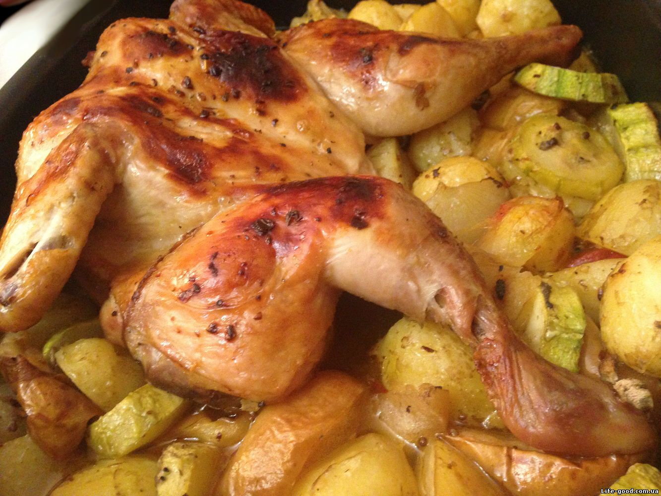 Курица в духовке самый простой рецепт. Курица с картошкой. Курица с картошкой в духовке. Курочка с картошкой в духовке. Картошечка с курочкой в духовке.