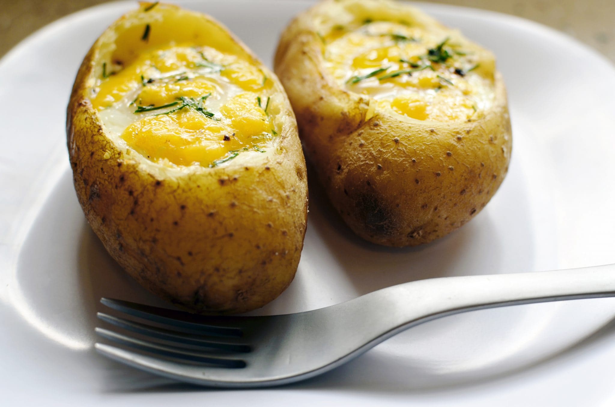 Какие блюда с картошки. Блюда из картофеля. Закуска из картофеля. Блюда с яйцами. Печеный картофель.