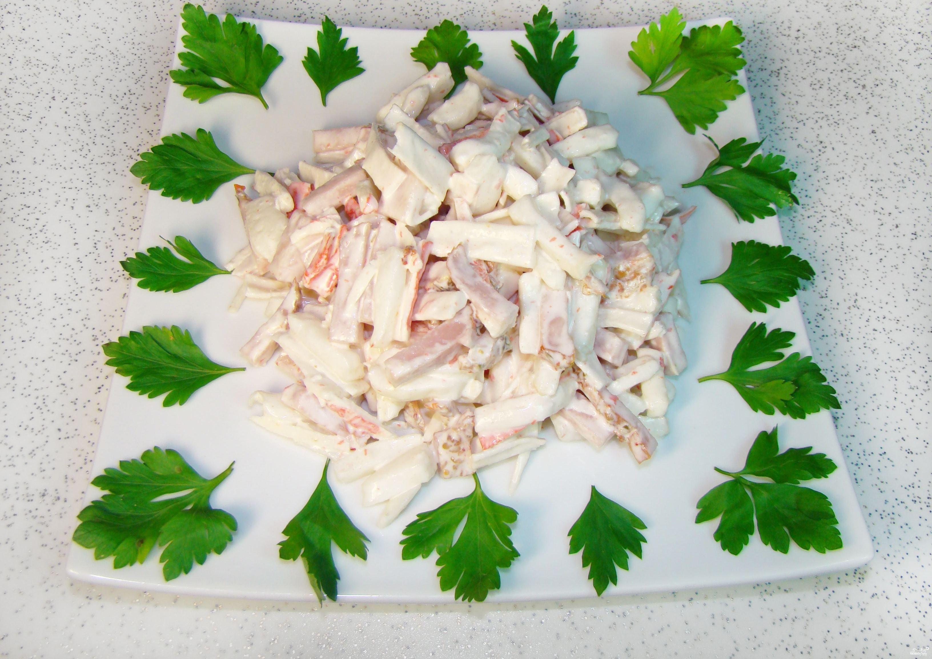 Самый простой рецепт салата из кальмаров. Салат Летучий голландец с кальмарами. Салат из кальмаров и ветчины. Салат Тритон. Салат с кальмарами и ветчиной.