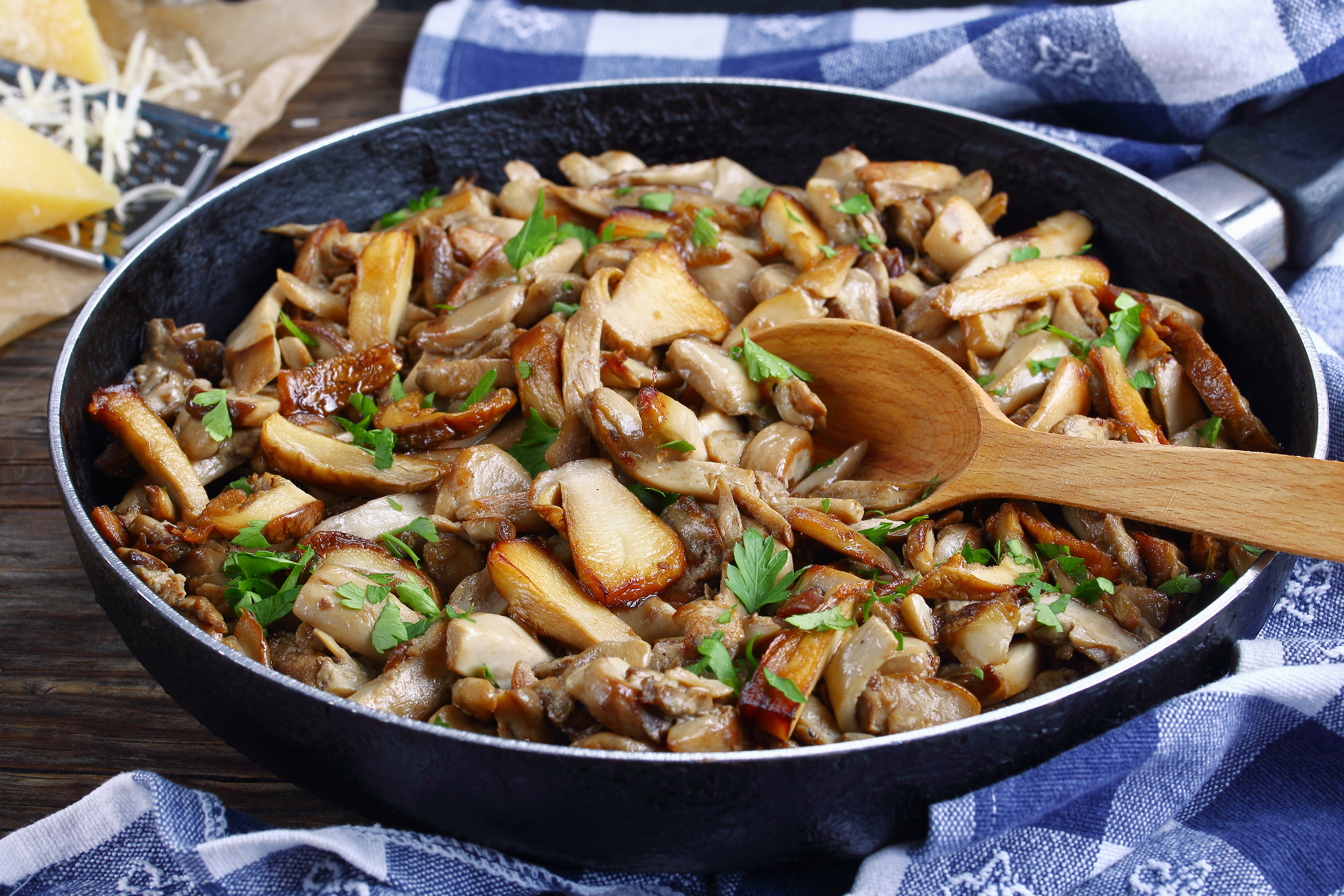 Приготовление грибов. Жареные грибы. Ӂ̈ӑ̈р̆̈ӗ̈н̆̈ы̆̈ӗ̈ Г̆̈р̆̈й̈б̆̈ы̆̈. Белые грибы жареные. Грибы на сковородке.