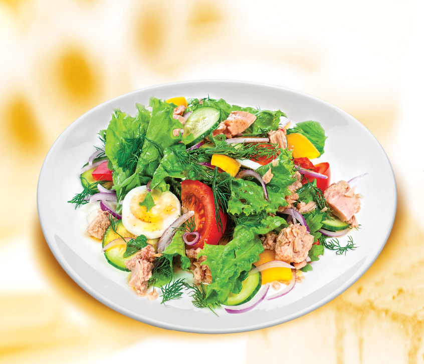 Салат с тунцом и яйцом и огурцом и помидором и листьями салата рецепт с фото