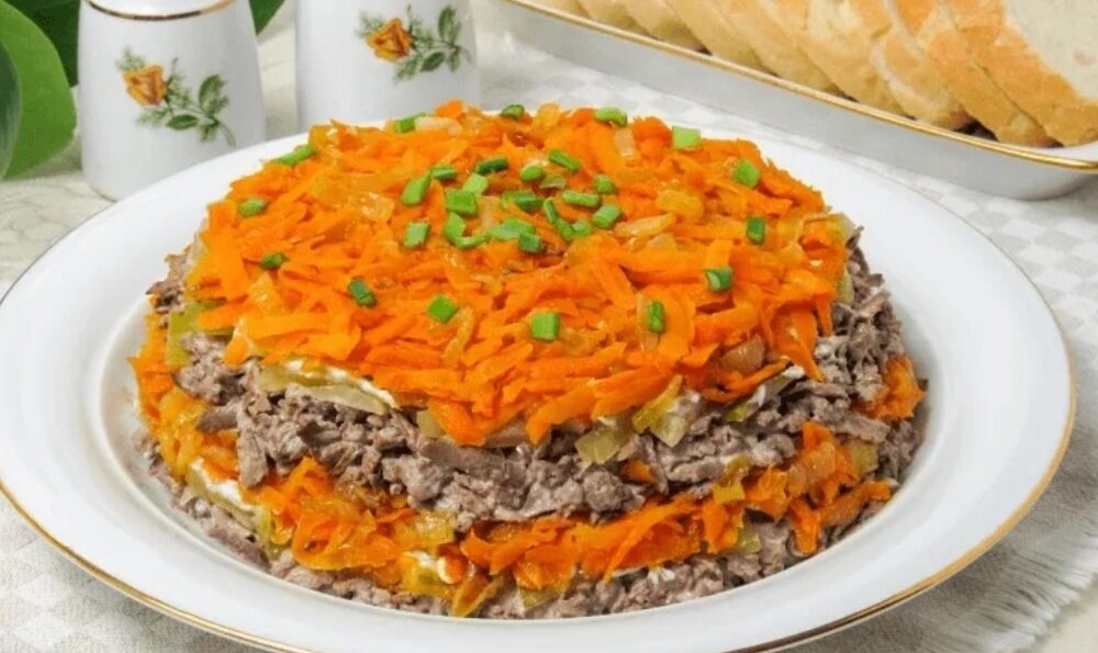 Салат обжорка с печенью и солеными огурцами и морковью рецепт классический пошаговый с фото