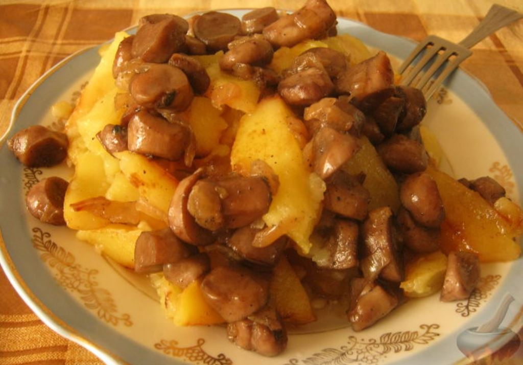 Картофель с сухими грибами. Картошка с грибами. Жареная картошка с грибами. Картошка с мясом и грибами. Тушёная картошка с мясом и грибами.