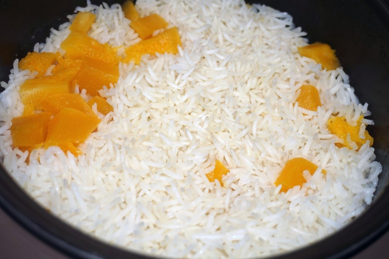 Рецепт рассыпчатого риса с морковью. Рис в мультиварке рассыпчатый. Рис на пару в мультиварке. Рис в мультиварке фото. Как приготовить рассыпчатый рис в мультиварке.