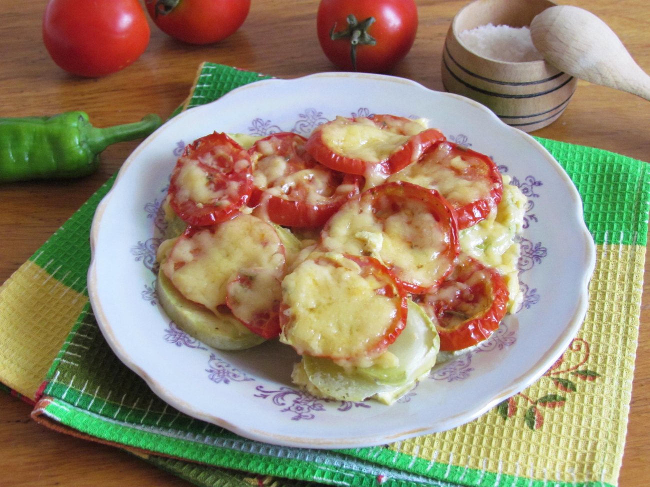 Кабачки с помидорами и сыром