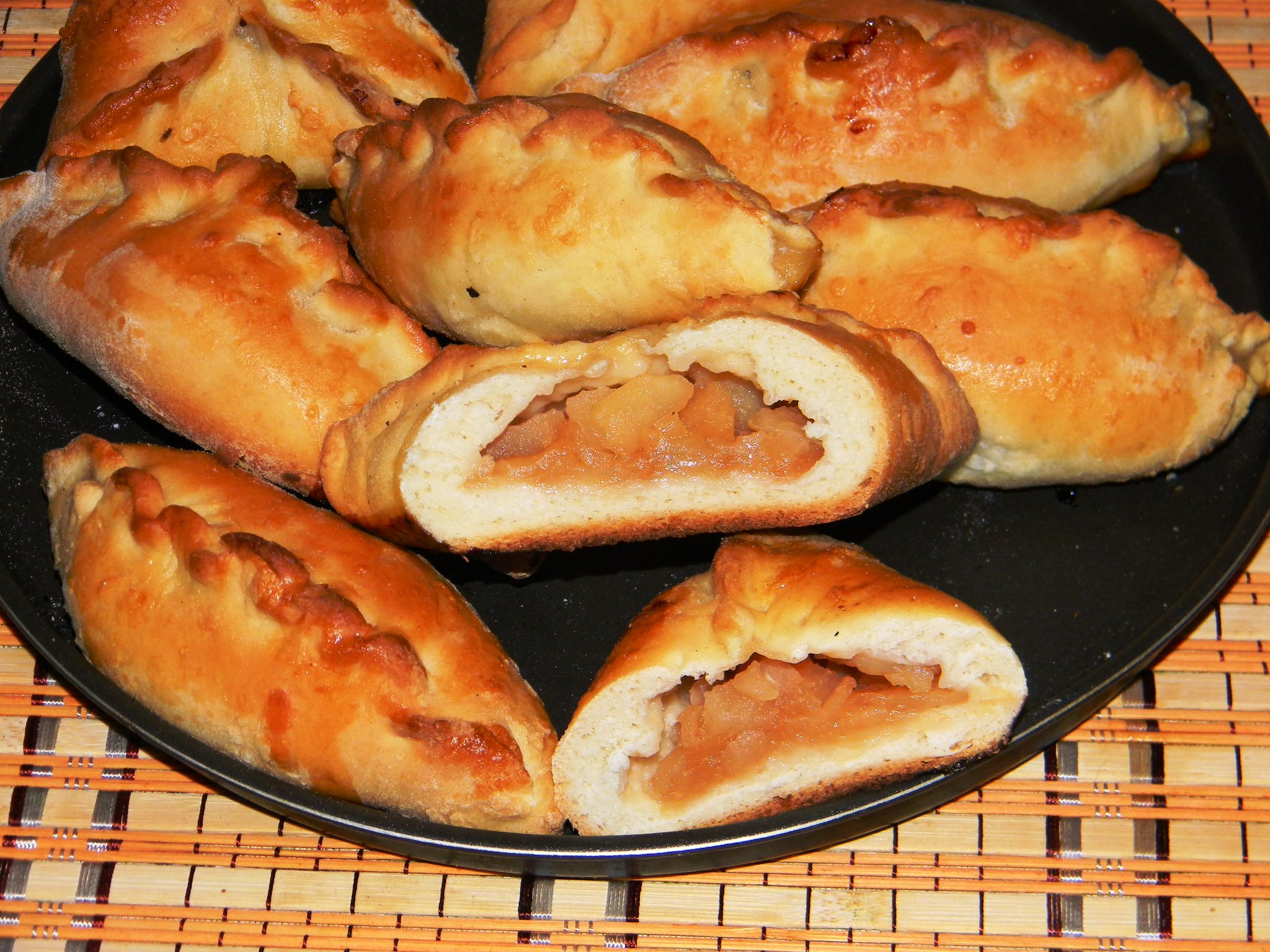 Пирожки с яблоками с дрожжевого теста в духовке рецепт с фото пошагово в
