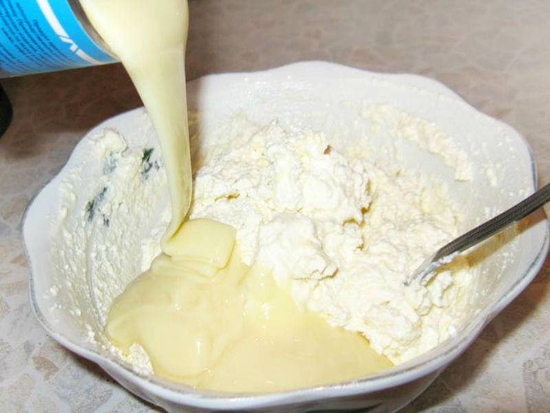 Крем из вареной сгущенки и творожного сыра