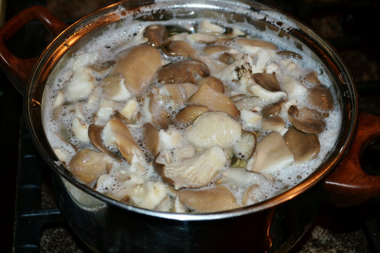 Как пожарить грузди с картошкой в сметане
